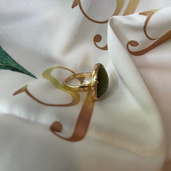 Triangle shaped ring - Picture 3 of 4